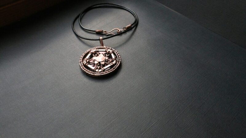 Mettre en Valeur un Bracelet Tête de Mort avec Élégance