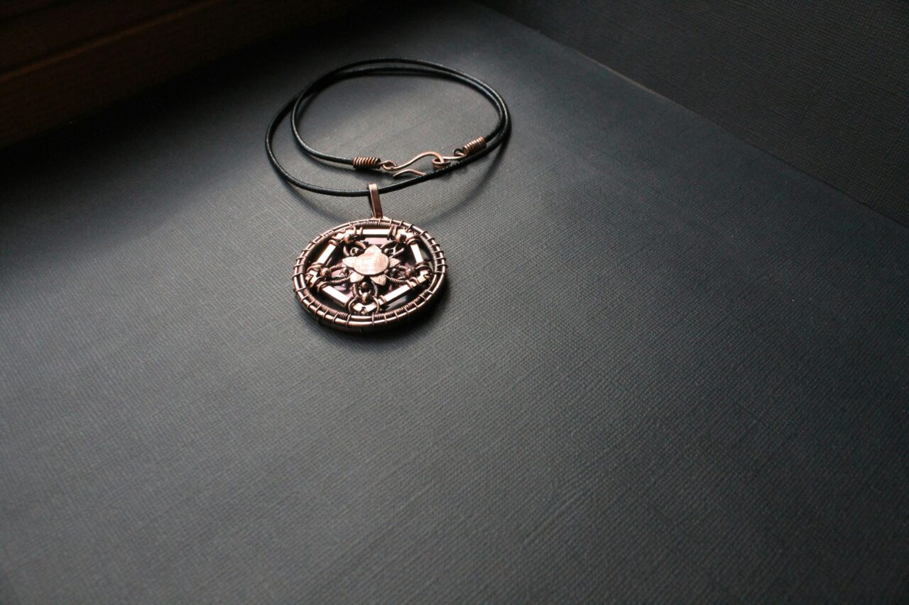 Mettre en Valeur un Bracelet Tête de Mort avec Élégance