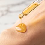 Sérum aux peptides de collagène appliqué sur la peau du visage